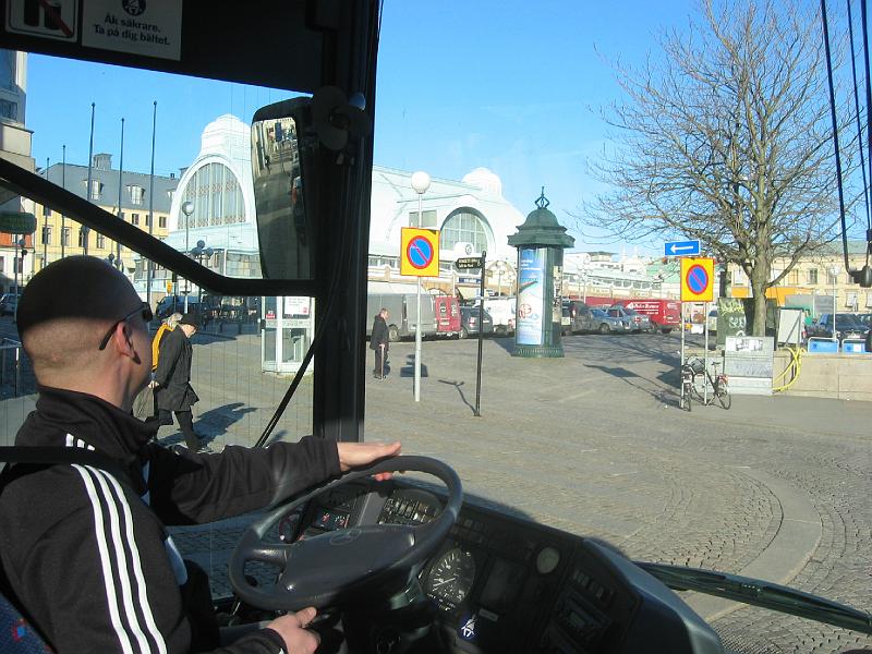 februari 2008 123.jpg - Johan kör förbi saluhallen på Kungstorget i Göteborg.